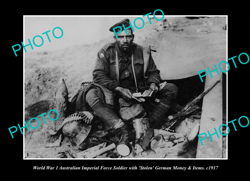 OLD LARGE HISTORIC PHOTO AUSTRALIAN MILITARY SOLDIER WITH GERMAN ITEMS WWI 1917