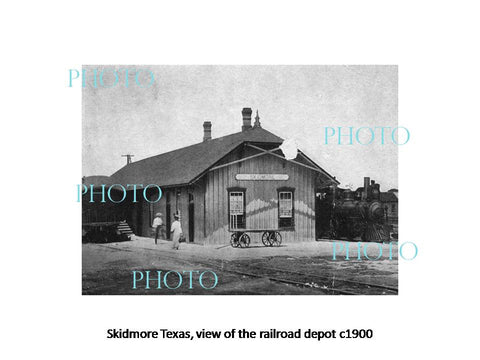 OLD LARGE HISTORIC PHOTO OF SKIDMORE TEXAS, VIEW OF THE RAILROAD DEPOT c1900