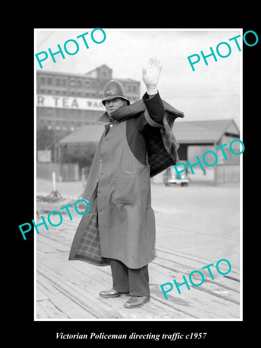 OLD LARGE HISTORIC PHOTO, VICTORIAN POLICEMAN DIRECTING TRAFFIC, MELBOURNE 1957