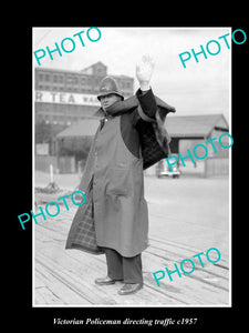 OLD LARGE HISTORIC PHOTO, VICTORIAN POLICEMAN DIRECTING TRAFFIC, MELBOURNE 1957