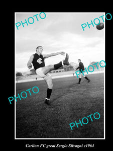 OLD LARGE HISTORIC PHOTO OF CARLTON FC GREAT SERGIO SILVAGNI c1964, KICKING