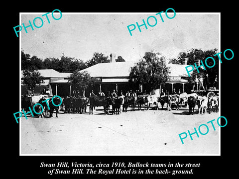 OLD LARGE HISTORIC PHOTO OF SWAN HILL VICTORIA, BULLOCK TEAM AT ROYAL HOTEL 1910