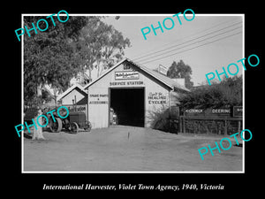 OLD HISTORIC PHOTO OF INTERNATIONAL HARVESTER VIOLET TOWN GARAGE, VICTORIA 1940