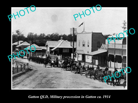 OLD LARGE HISTORIC PHOTO OF GATTON QLD, MILITARY PROCESSION THRU THE TOWN c1914