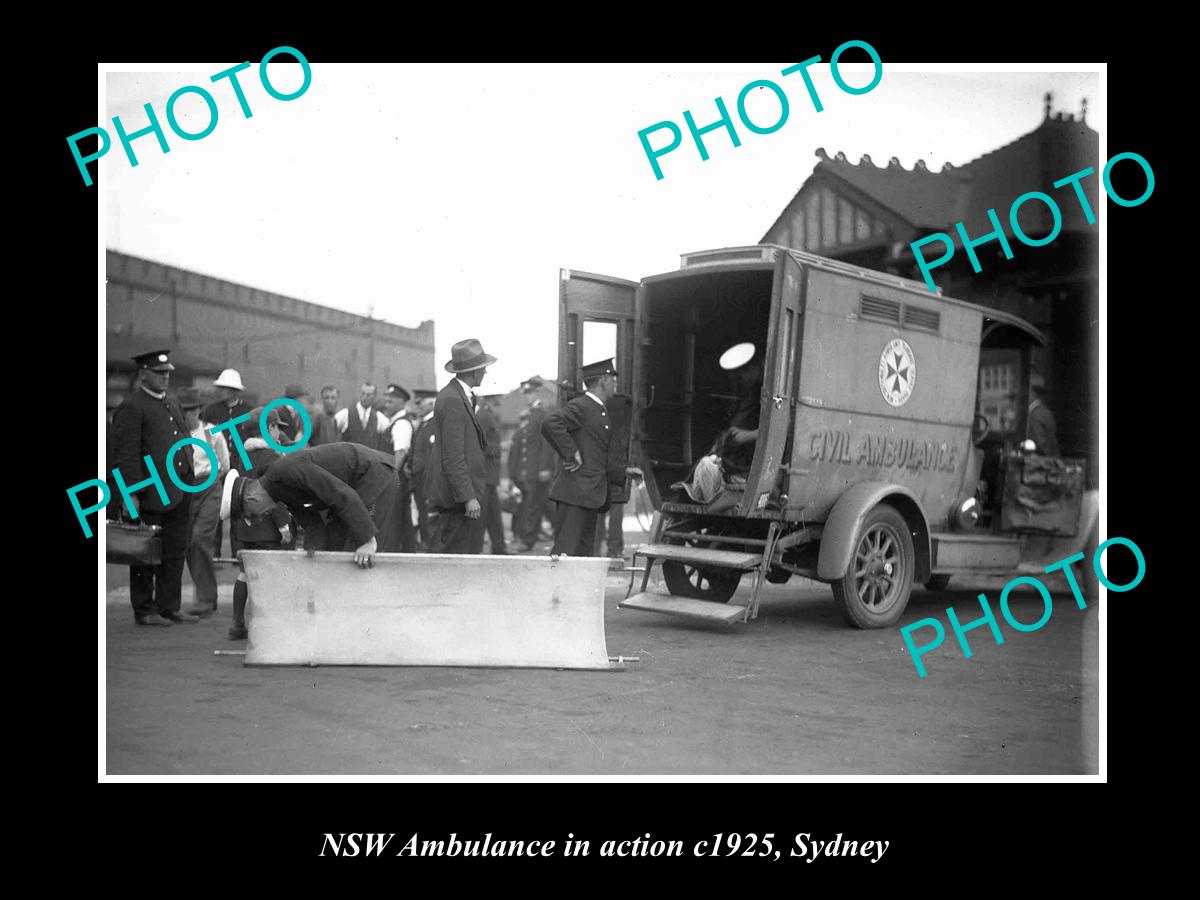 OLD LARGE HISTORIC PHOTO OF THE NSW AMBULANCE SERVICE CAR IN ACTION, SYDNEY 1925