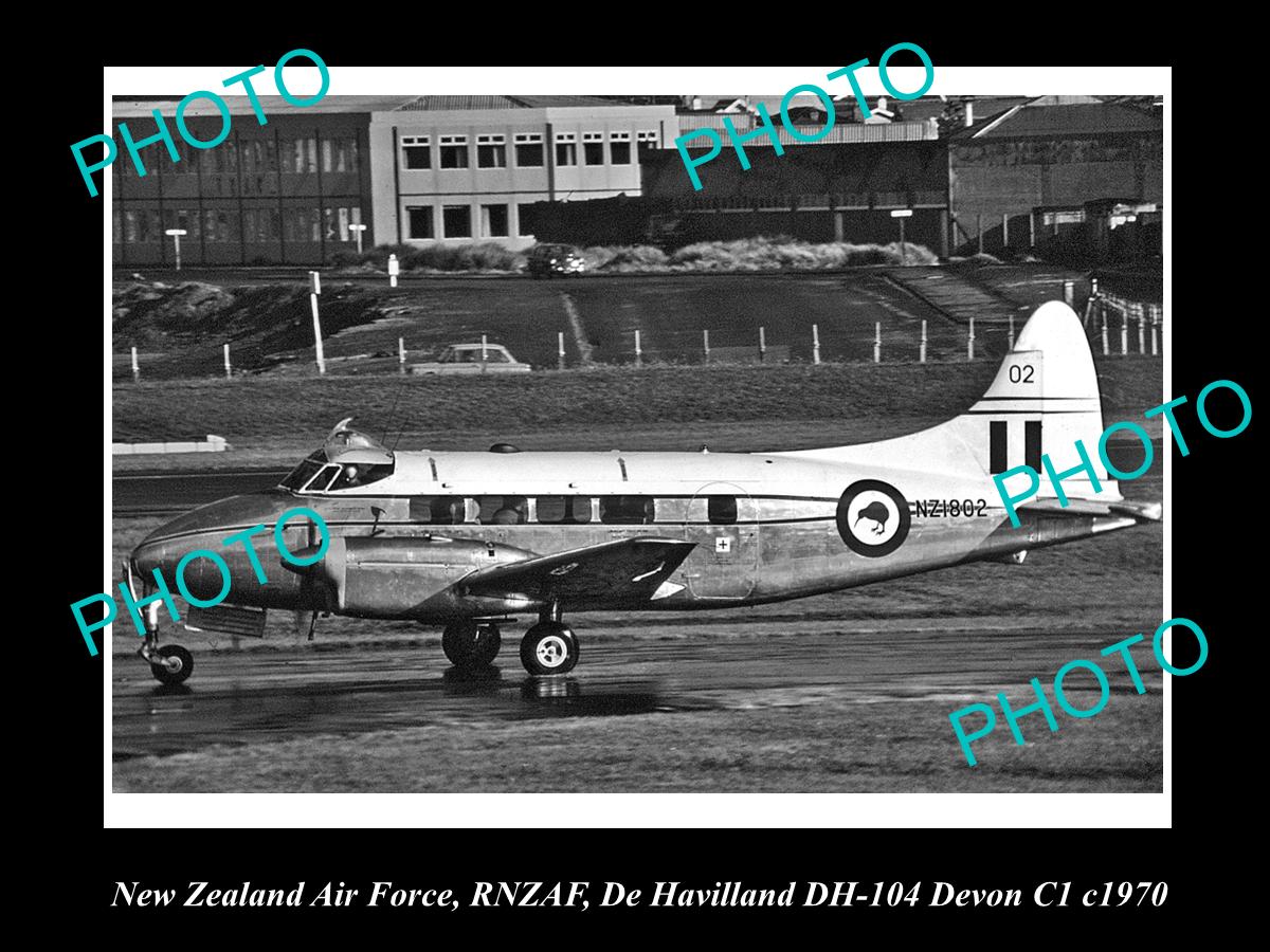 HISTORIC AVIATION PHOTO OF RNZAF NEW ZEALAND AIR FORCE, DEHAVILLAND DEVON 1970s