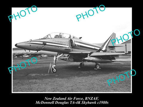 HISTORIC AVIATION PHOTO OF RNZAF NEW ZEALAND AIR FORCE, SKYHAWK JET c1980s