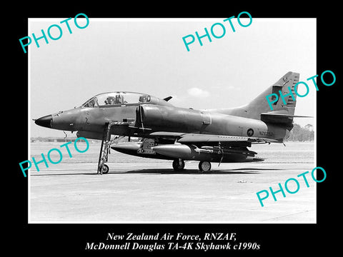 HISTORIC AVIATION PHOTO OF RNZAF NEW ZEALAND AIR FORCE, SKYHAWK JET c1990s