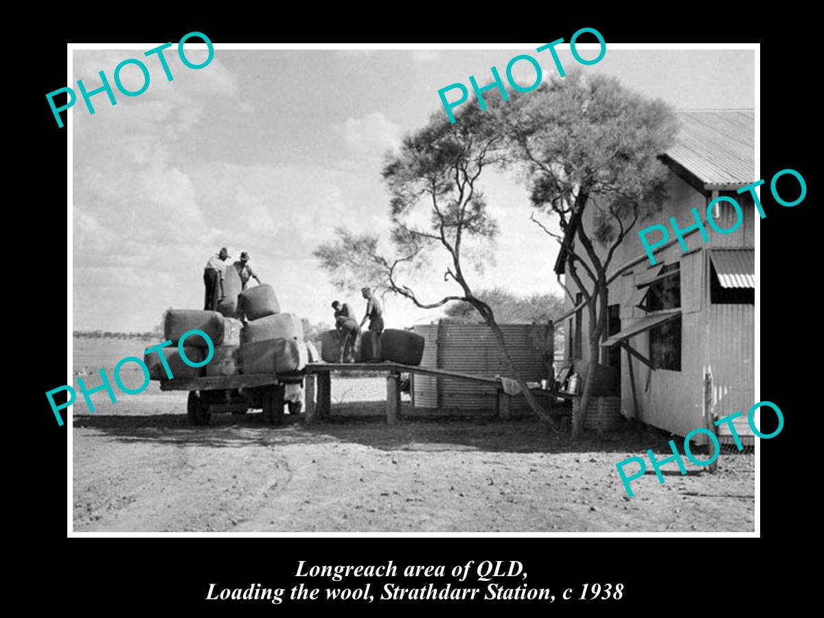 OLD LARGE HISTORIC PHOTO OF LONGREACH QLD, LOADING WOOL FROM STRATHDARR c1938