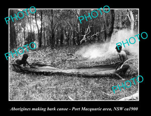 OLD LARGE HISTORIC PHOTO OF ABORIGINALS MAKING A BARK CANOE, PORT MACQAURIE 1900