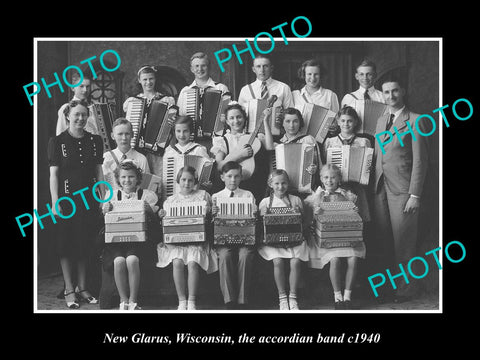 OLD LARGE HISTORIC PHOTO OF NEW GLARUS WISCONSIN, THE ACCORDIAN BAND c1940