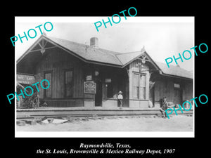 OLD LARGE HISTORIC PHOTO OF RAYMONDVILLE TEXAS, THE RAILROAD DEPOT STATION c1907