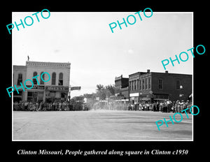 OLD LARGE HISTORIC PHOTO OF CLINTON MISSOURI GARTHERING IN THE TOWN SQUARE c1950