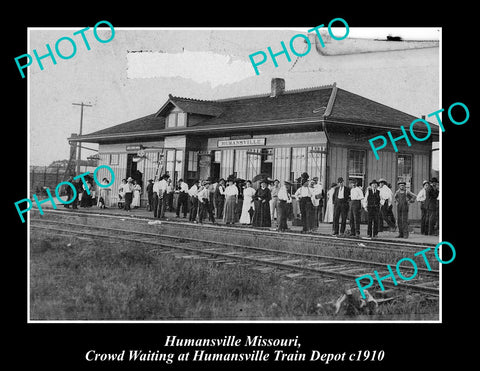 OLD LARGE HISTORIC PHOTO OF HUMANSVILLE MISSOURI, CROWD AT TRAIN DEPOT c1910