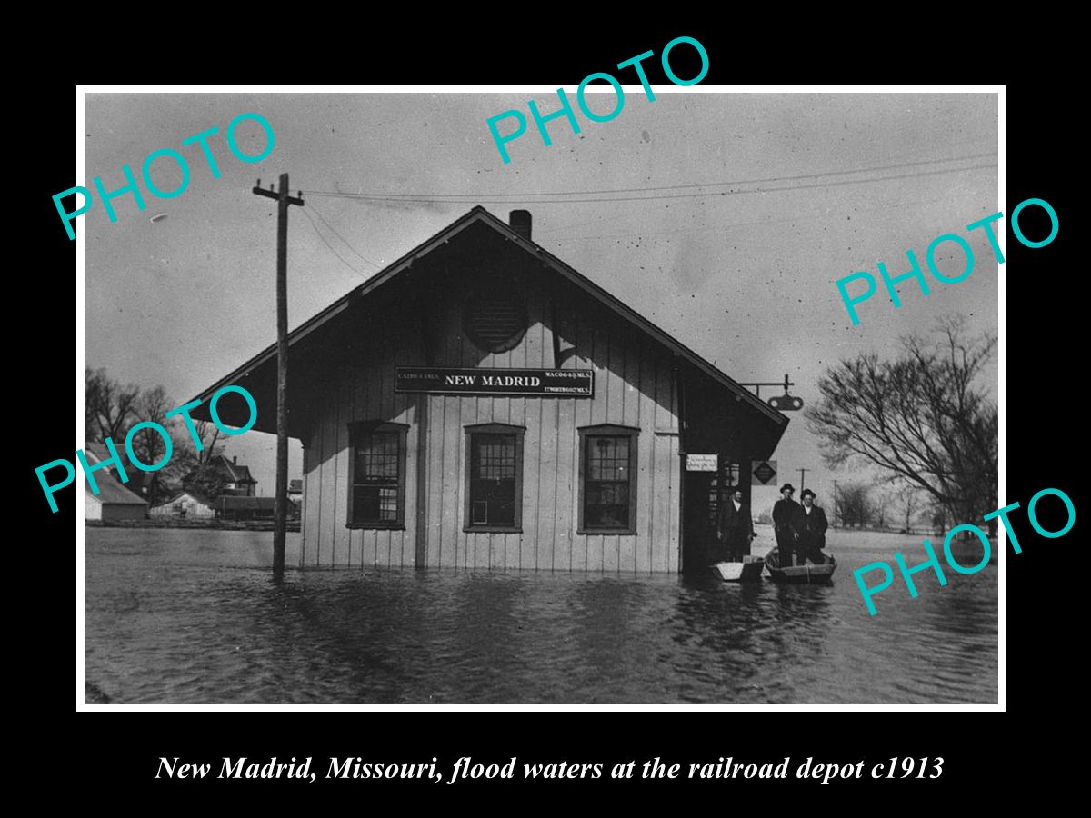 OLD LARGE HISTORIC PHOTO OF NEW MADRID MISSOURI, FLOOD WATERS AT RAILROAD c1913