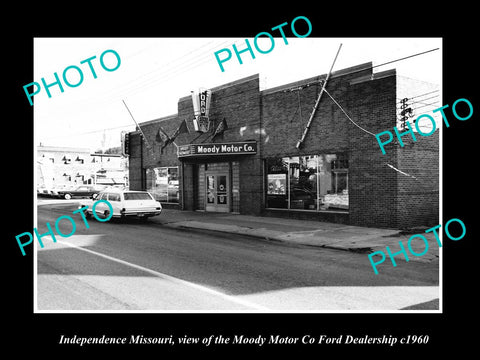 OLD LARGE HISTORIC PHOTO OF INDEPENDENCE MISSOURI, THE FORD CAR DEALERSHIP c1960