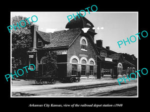 OLD LARGE HISTORIC PHOTO OF ARKANSAS CITY KANSAS, RAILROAD DEPOT STATION c1940