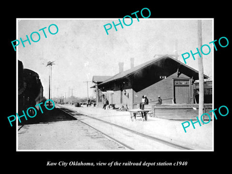 OLD LARGE HISTORIC PHOTO OF KAW CITY OKLAHOMA, THE RAILROAD DEPOT STATION c1940