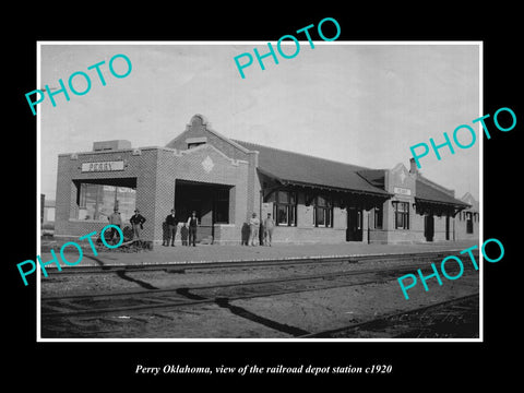 OLD LARGE HISTORIC PHOTO OF PERRY OKLAHOMA, VIEW OF THE RAILROAD DEPOT c1920