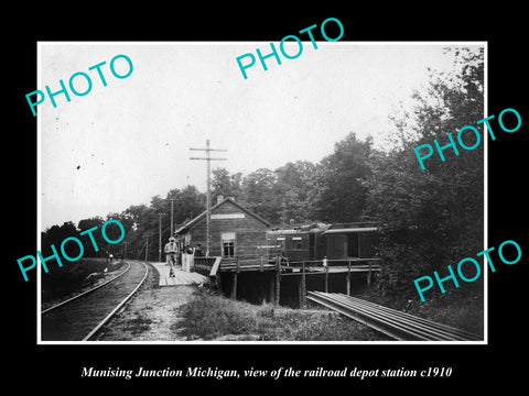 OLD LARGE HISTORIC PHOTO OF MUNISING JUNCTION MICHIGAN, THE RAILROAD DEPOT c1910