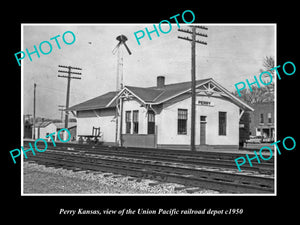 OLD LARGE HISTORIC PHOTO OF PERRY KANSAS, THE UNION PACIFIC RAILROAD DEPOT c1950