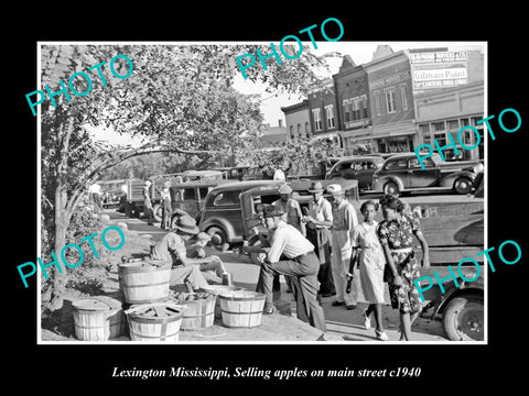 OLD LARGE HISTORIC PHOTO LEXINGTON MISSISSIPPI, SELLING APPLES ON MAIN St c1940