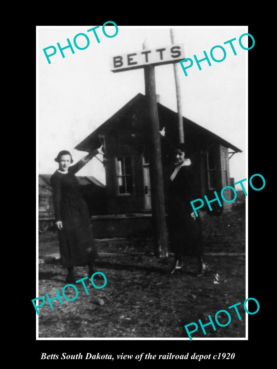 OLD LARGE HISTORIC PHOTO OF BETTS SOUTH DAKOTA, VIEW OF THE RAILROAD DEPOT c1920