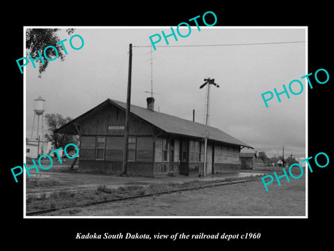 OLD LARGE HISTORIC PHOTO OF KADOKA SOUTH DAKOTA, VIEW OF THE RAILROAD DEPOT 1960