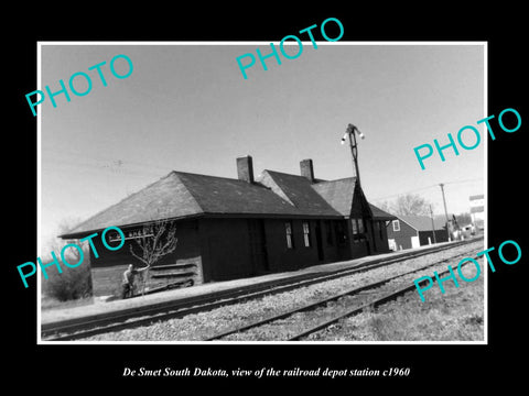 OLD LARGE HISTORIC PHOTO OF DE SMET SOUTH DAKOTA, RAILROAD DEPOT STATION c1960