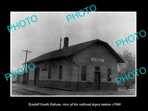 OLD LARGE HISTORIC PHOTO OF TYNDALL SOUTH DAKOTA, RAILROAD DEPOT STATION c1960