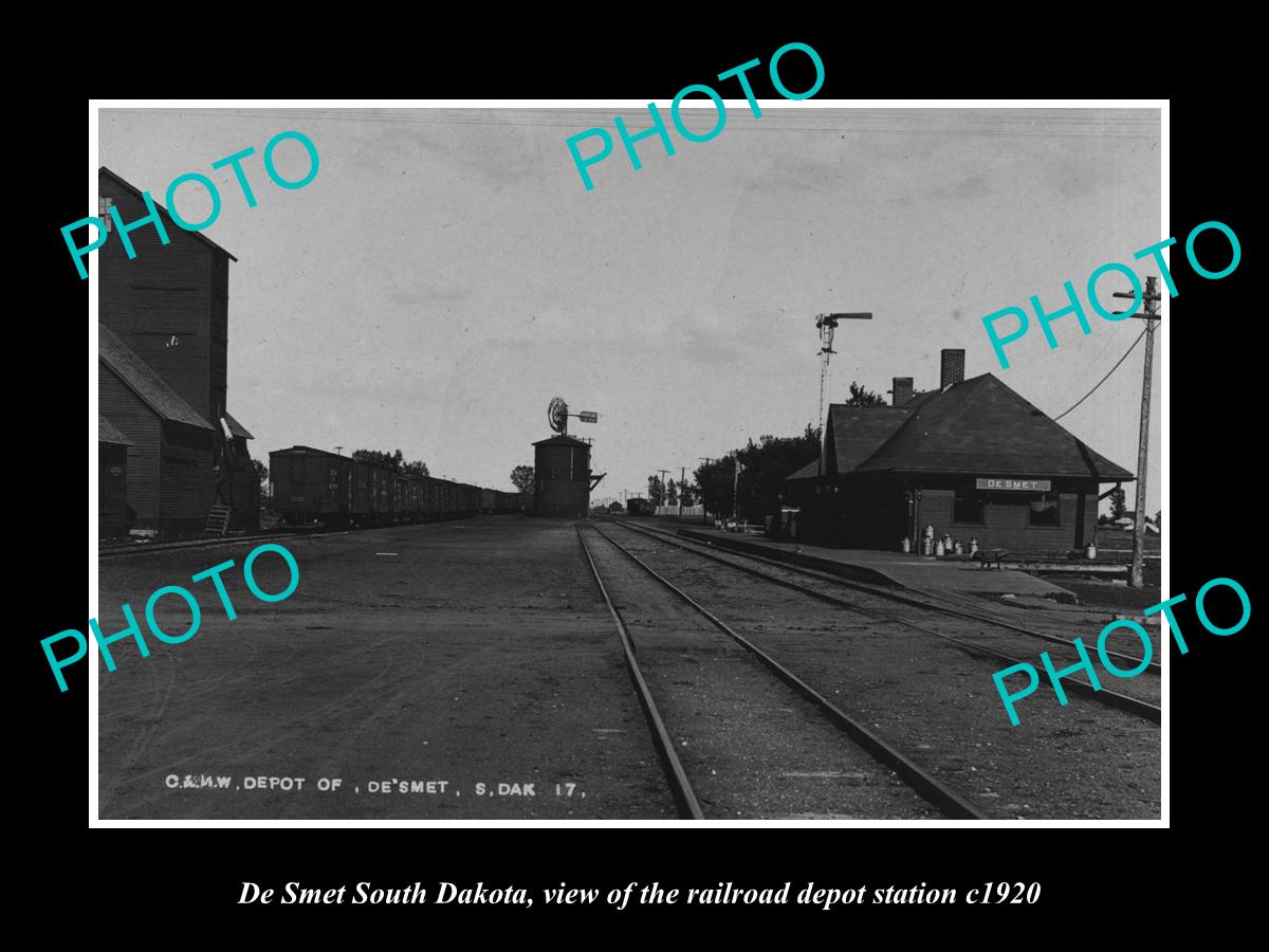 OLD LARGE HISTORIC PHOTO OF DE SMET SOUTH DAKOTA, RAILROAD DEPOT STATION c1920