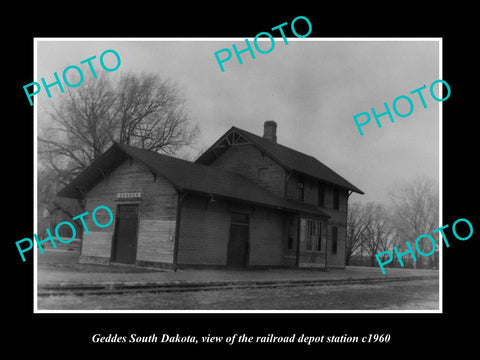 OLD LARGE HISTORIC PHOTO OF GEDDES SOUTH DAKOTA, RAILROAD DEPOT STATION c1960