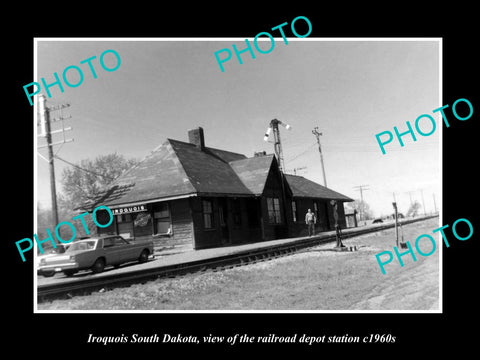 OLD LARGE HISTORIC PHOTO OF IROQUOIS SOUTH DAKOTA, RAILROAD DEPOT STATION c1960