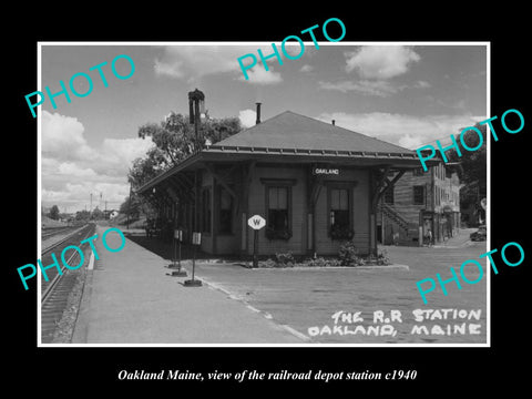 OLD LARGE HISTORIC PHOTO OF OAKLAND MAINE, THE RAILROAD DEPOT STATION c1940