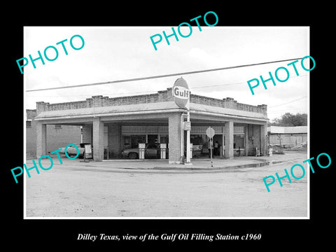 OLD LARGE HISTORIC PHOTO OF DILLEY TEXAS, THE GULF OIL FILLING STATION c1960