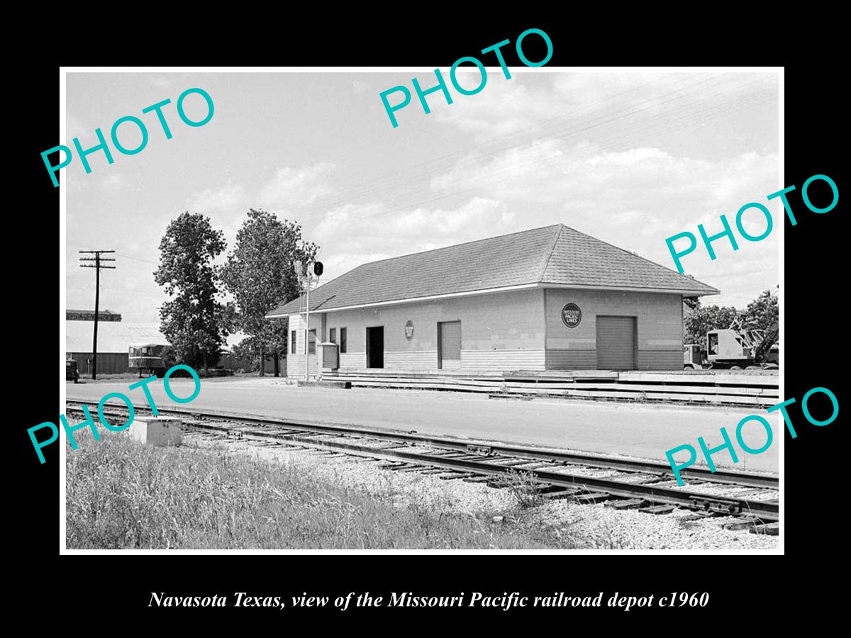 OLD LARGE HISTORIC PHOTO OF NAVASOTA TEXAS, THE M/P RAILROAD DEPOT STATION c1960