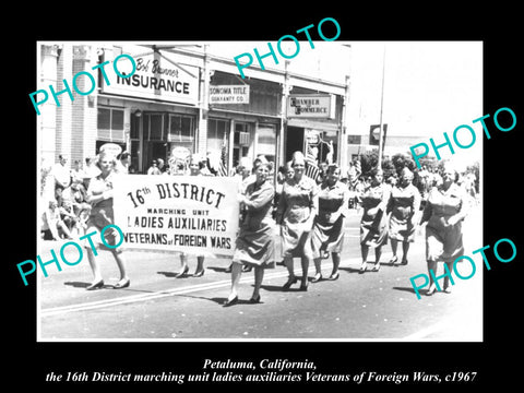 OLD LARGE HISTORIC PHOTO OF PETALUMA CALIFORNIA, FOREIGH WARS MARCHING UNIT 1967