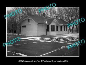 OLD LARGE HISTORIC PHOTO OF DILL COLORADO, THE RAILROAD DEPOT STATION c1950