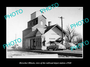 OLD LARGE HISTORIC PHOTO OF HERSCHER ILLINOIS, THE RAILROAD DEPOT STATION c1940