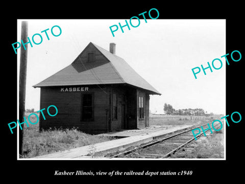 OLD LARGE HISTORIC PHOTO OF KASBEER ILLINOIS, THE RAILROAD DEPOT STATION c1940