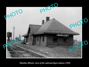 OLD LARGE HISTORIC PHOTO OF MANLIUS ILLINOIS, THE RAILROAD DEPOT STATION c1940