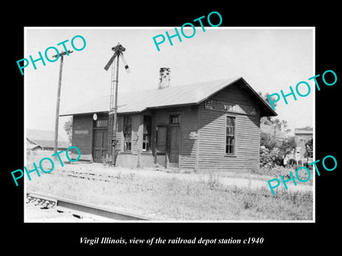 OLD LARGE HISTORIC PHOTO OF VIRGIL ILLINOIS, THE RAILROAD DEPOT STATION c1940