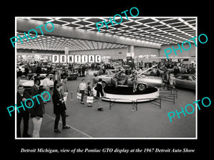 OLD LARGE HISTORIC PHOTO OF DETROIT MICHIGAN, THE SHOW PONTIAC GTO DISPLAY c1967