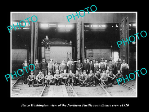 OLD LARGE HISTORIC PHOTO OF PASCO WASHINGTON, RAILROAD ROUNDHOUSE WORKERS c1910