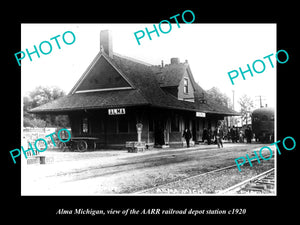 OLD LARGE HISTORIC PHOTO OF ALMA MICHIGAN, THE RAILROAD DEPOT STATION c1920