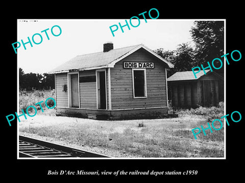 OLD LARGE HISTORIC PHOTO OF BOIS D'ARC MISSOURI, THE RAILROAD DEPOT STATION 1950