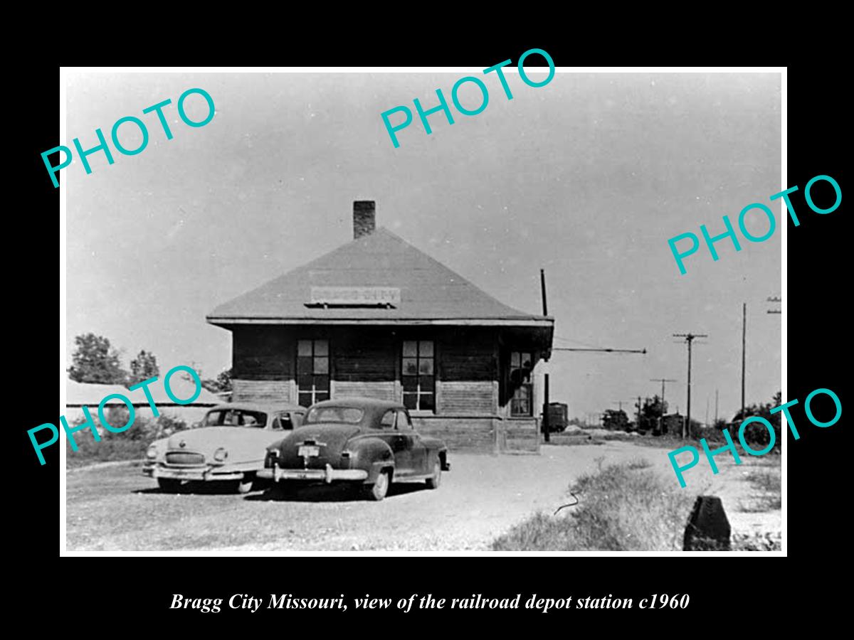OLD LARGE HISTORIC PHOTO OF BRAGG CITY MISSOURI, THE RAILROAD DEPOT STATION 1960