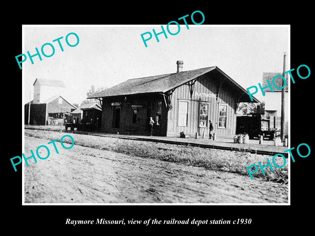 OLD LARGE HISTORIC PHOTO OF RAYMORE MISSOURI, THE RAILROAD DEPOT STATION c1930