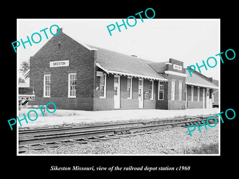 OLD LARGE HISTORIC PHOTO OF SIKESTON MISSOURI, THE RAILROAD DEPOT STATION c1960