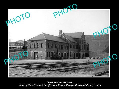 OLD HISTORIC PHOTO OF LEAVENWORTH KANSAS, MISSOURI PACIFIC RAILROAD DEPOT c1950